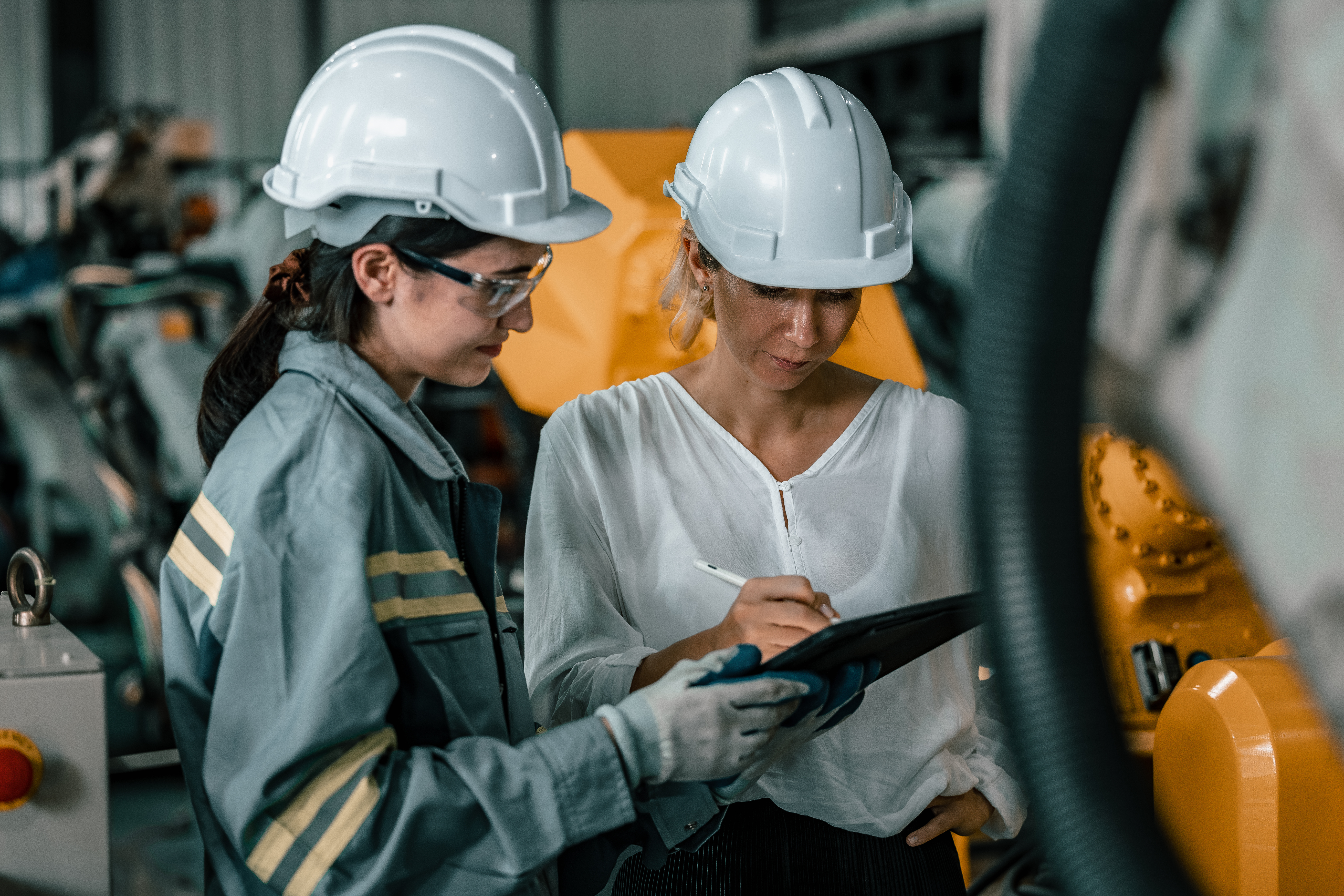 A service manager offer a digital contract to the customer to sign.